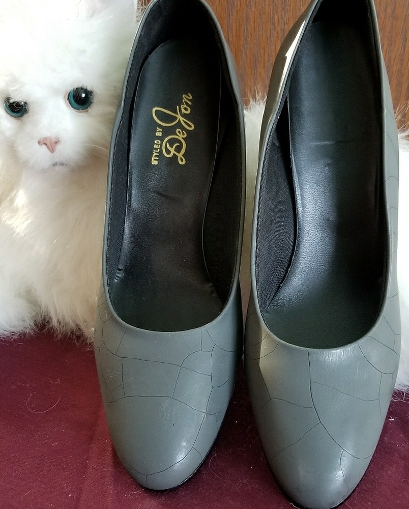 Gray heel with cracked look styled by DeJon